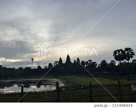 アンコール・ワット(国都寺院)で日の出の風景 アンコール・ワット(国都寺院)で日の出の風景 131406834