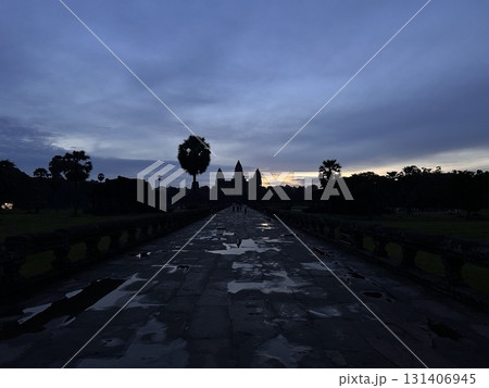 アンコール・ワット(国都寺院)の日の出前の様子 アンコール・ワット(国都寺院)の日の出前の様子 131406945