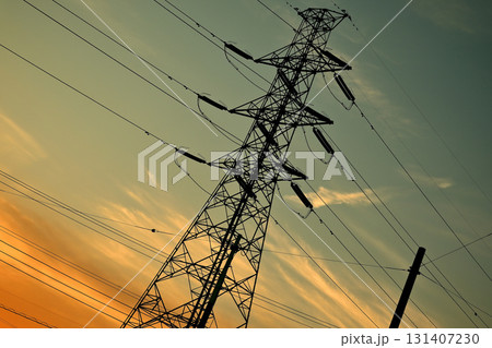 夕焼け空と高圧線 131407230