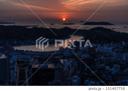 《山口県》下関市中心街・関門海峡の夕暮れ 131407758