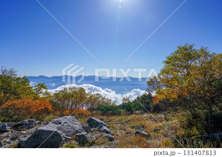 青い山並み越しに見る富士山と雲海のコラボ情景 131407813