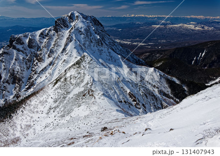 八ヶ岳連峰・赤岳稜線から見る阿弥陀岳・北アルプスの山並み 131407943