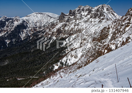 文三郎道を行く登山者と八ヶ岳連峰・横岳・硫黄岳と天狗岳 131407946