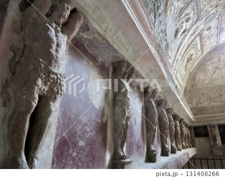 古代ローマ浴場遺跡、テルマエの壁を飾る石像装飾 131408266