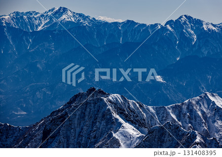 厳冬の八ヶ岳連峰・赤岳山頂から見る権現岳と南アルプス 131408395