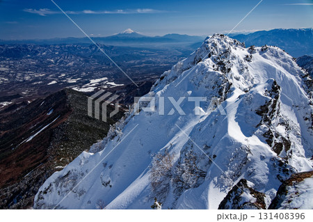 厳冬の八ヶ岳連峰・赤岳から見る竜頭峰と富士山 131408396