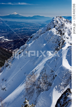 厳冬の八ヶ岳連峰・赤岳から見る竜頭峰と富士山 131408398