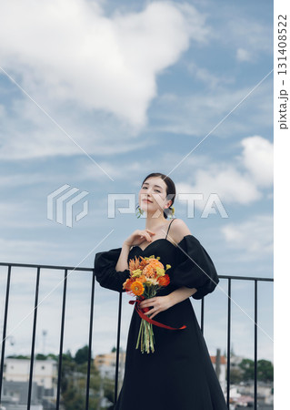 黒いウェディングドレスを着た女性 131408522