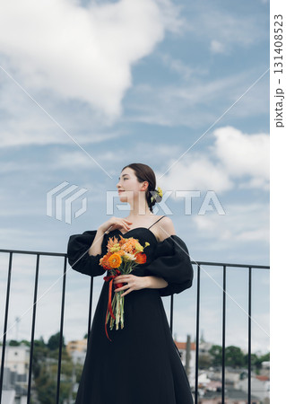 黒いウェディングドレスを着た女性 131408523
