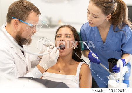 woman came to treat her teeth to a man woman came to treat her teeth to a man 131408544