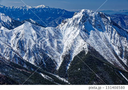 厳冬の八ヶ岳連峰・硫黄岳稜線から見る阿弥陀岳と甲斐駒ヶ岳・仙丈ヶ岳 131408580