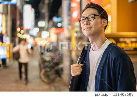 夜の街を歩く男性 夜の街を歩く男性 131408599