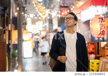 夜の街を歩く男性 131408601