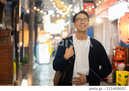 夜の街を歩く男性 131408602