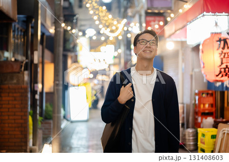 夜の街を歩く男性 131408603