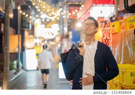夜の街を歩く男性 夜の街を歩く男性 131408604