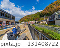 秋の京王高尾山口駅前 131408722