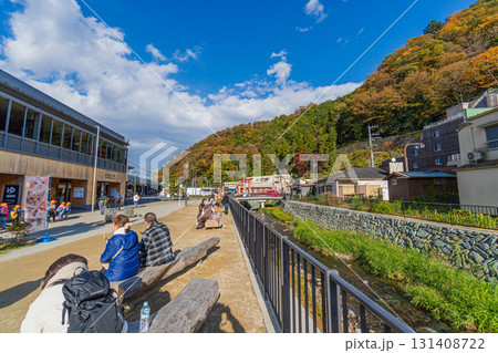 秋の京王高尾山口駅前 131408722