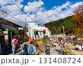 秋の京王高尾山口駅前 131408724