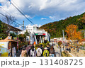 秋の京王高尾山口駅前 131408725