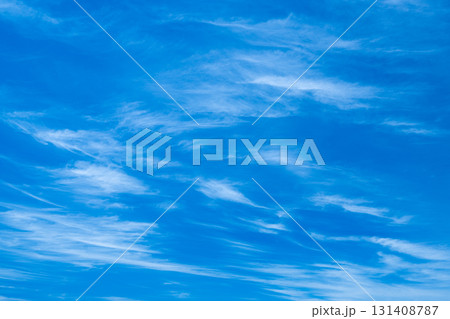 夏の優しいすじ雲 131408787