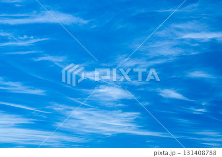夏の優しいすじ雲 131408788