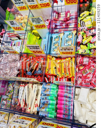 カラフルな海外のお菓子 131409259