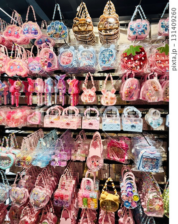 女の子が喜ぶカラフルな雑貨 131409260