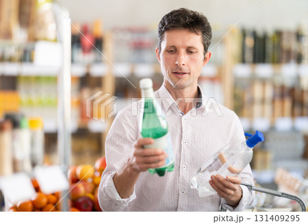 Adult man choosing soda in grocery store 131409295
