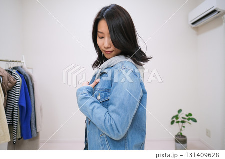 デニムジャケットを紹介するファッション系インフルエンサー デニムジャケットを紹介するファッション系インフルエンサー 131409628