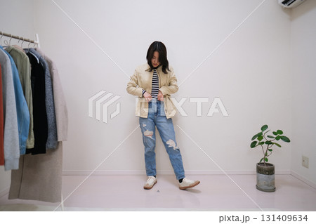 春物のベージュのブルゾンとジーンズを紹介するファッション系インフルエンサー 131409634