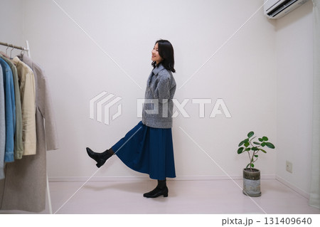 グレーのジャケットとブルーのスカートのコーディネートを紹介するファッション系インフルエンサー グレーのジャケットとブルーのスカートのコーディネートを紹介するファッション系インフルエンサー 131409640