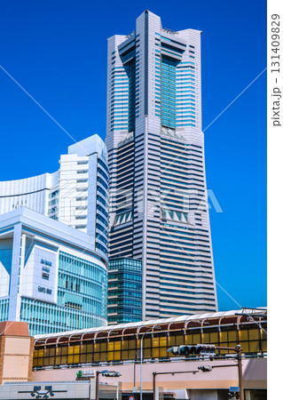 日本の横浜都市景観9月26日。桜木町駅や桜木町二丁目交差点、横浜ランドマークタワーなどを望む 131409829