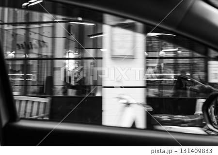 モノクロ車窓 131409833