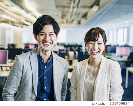 笑顔の男女、オフィスで働く姿、ビジネス、人物写真 笑顔の男女、オフィスで働く姿、ビジネス、人物写真 131409924