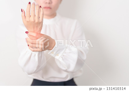 Business Woman having wrist pain for Carpal Tunnel Syndrome, Wrist Tendinitis, muscle ache, De Quervain s tenosynovitis, ergonomic, Hand Osteoarthritis, Office syndrome and Parkinson disease concept 131410314
