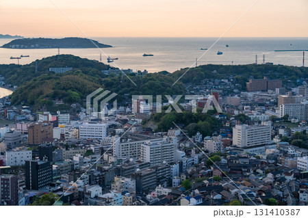 《山口県》下関市中心街・関門海峡の夕暮れ 131410387
