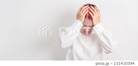 Business Woman having headache and Dizzy for concepts of Chronic Stress, Headache and Migraine, World Brain Tumor day, Brain Cancer, Brain Stroke, Dementia, alzheimer, Hypotension and mental health 131410394