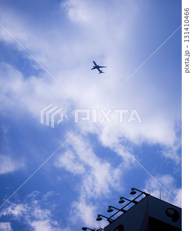 新宿上空を飛ぶ飛行機 131410466
