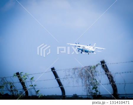 調布飛行場を離陸する飛行機 131410471