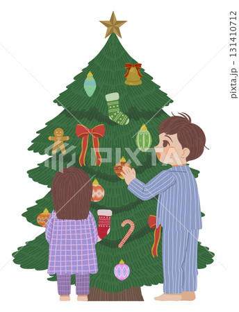 クリスマスツリーの飾りつけをする男の子と女の子のイラスト 131410712