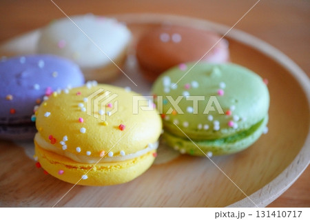 カラフルなマカロンが並ぶ可愛いスイーツ写真。小さなカラースプレーが散りばめられた可愛らしいスイーツ。 131410717