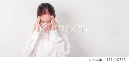 Business Woman having headache and Dizzy for concepts of Chronic Stress, Headache and Migraine, World Brain Tumor day, Brain Cancer, Brain Stroke, Dementia, alzheimer, Hypotension and mental health 131410735