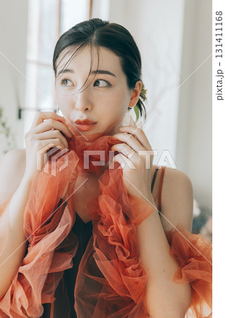 ドレスを着てメイクアップした女性 131411168