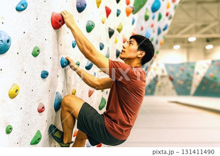 挑戦の一歩　前進と気合のスポーツシーン　 131411490