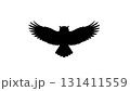 飛ぶフクロウのシルエット 131411559