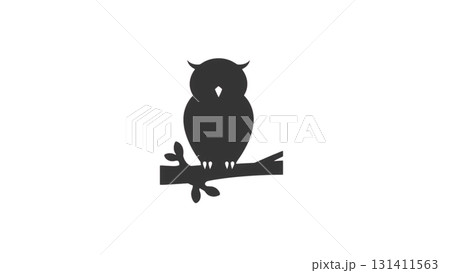 木の枝に止まるフクロウ 131411563