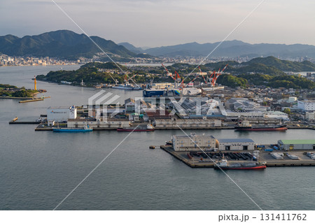 《山口県》下関港・関門海峡の夕暮れ 131411762