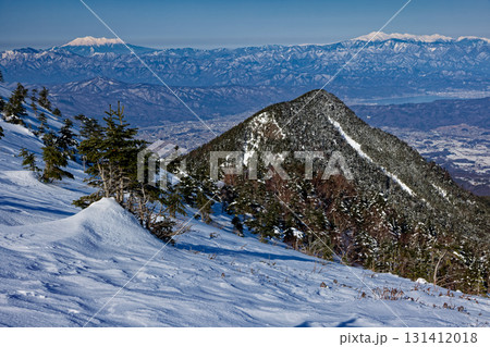 八ヶ岳連峰・硫黄岳への登りから見る峰ノ松目と御嶽・乗鞍岳と諏訪湖の眺め 131412018