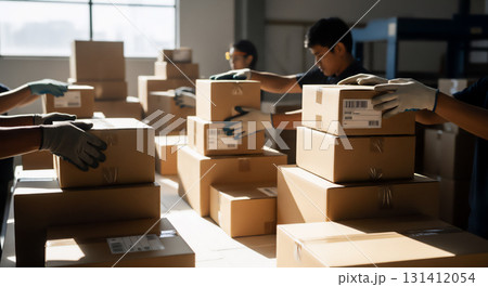 段ボールと女性の梱包・発送作業イメージ 段ボールと女性の梱包・発送作業イメージ 131412054